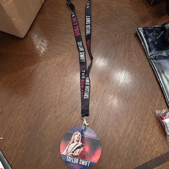 Taylor Swift bundle - Picture 2 of 7